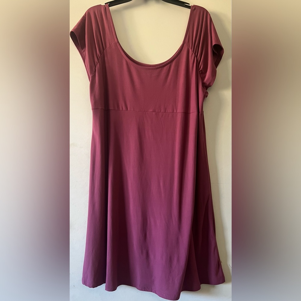 Beautiful SO dark pink short sleeve dress.